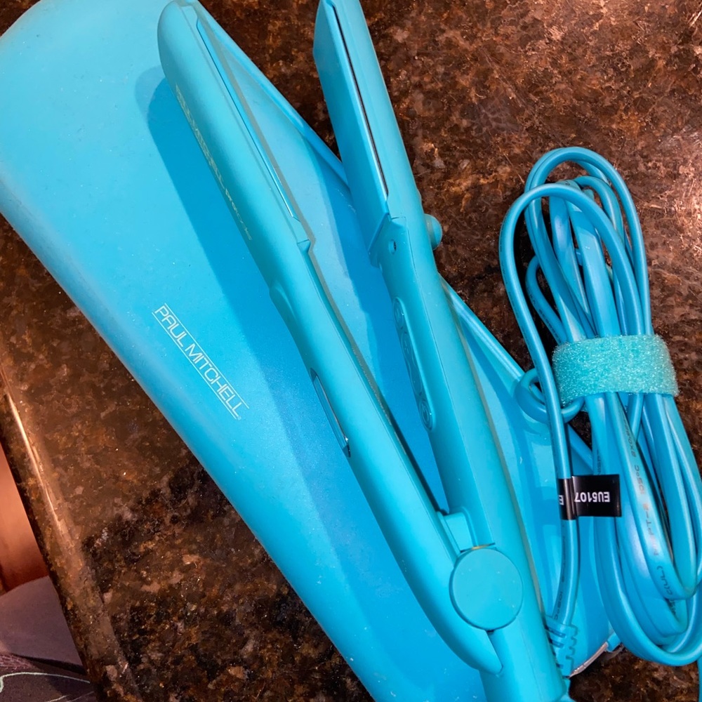 BRAND NEW PAUL MITCHELL straightener and pouch